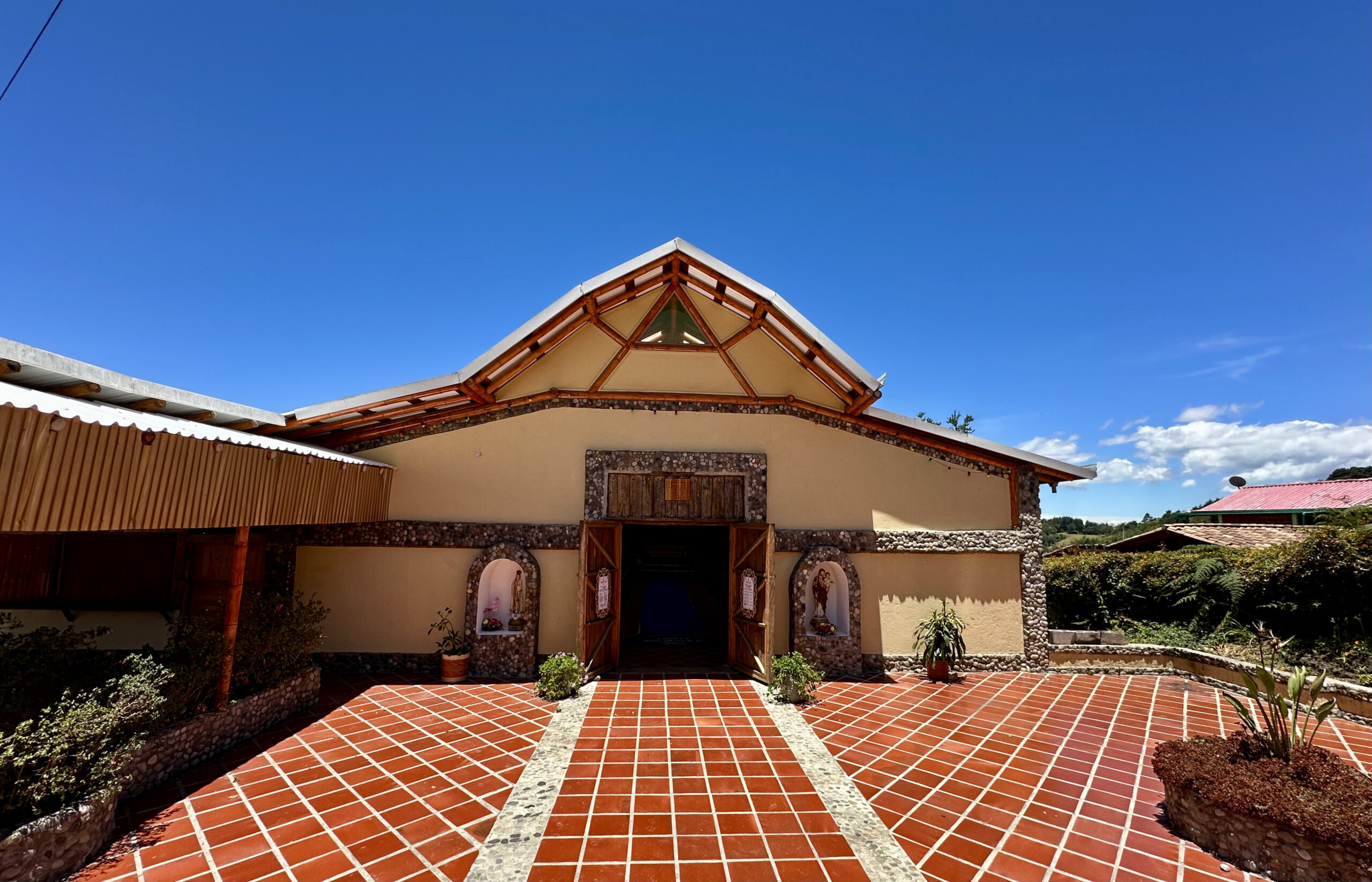 Exterior de la Capilla Santa María de las Flores